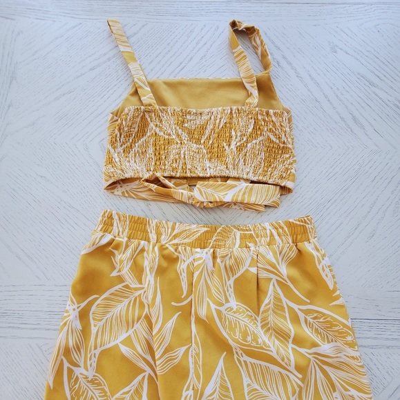 🍌Two Piece Banana Leaf Pant Suit 🍌 - Picture 7 of 9